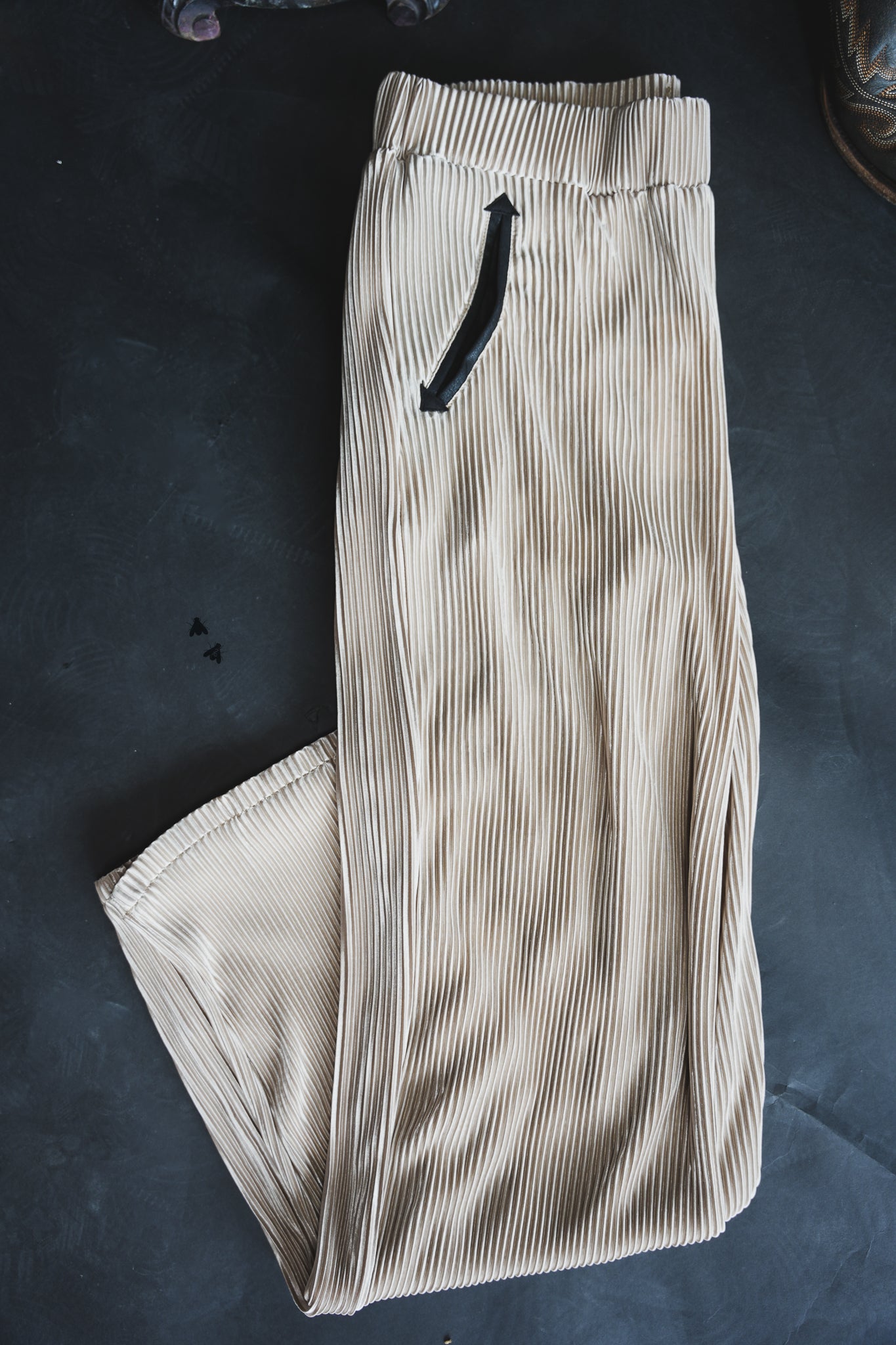 PONY UP PLISSE PANT * TAUPE