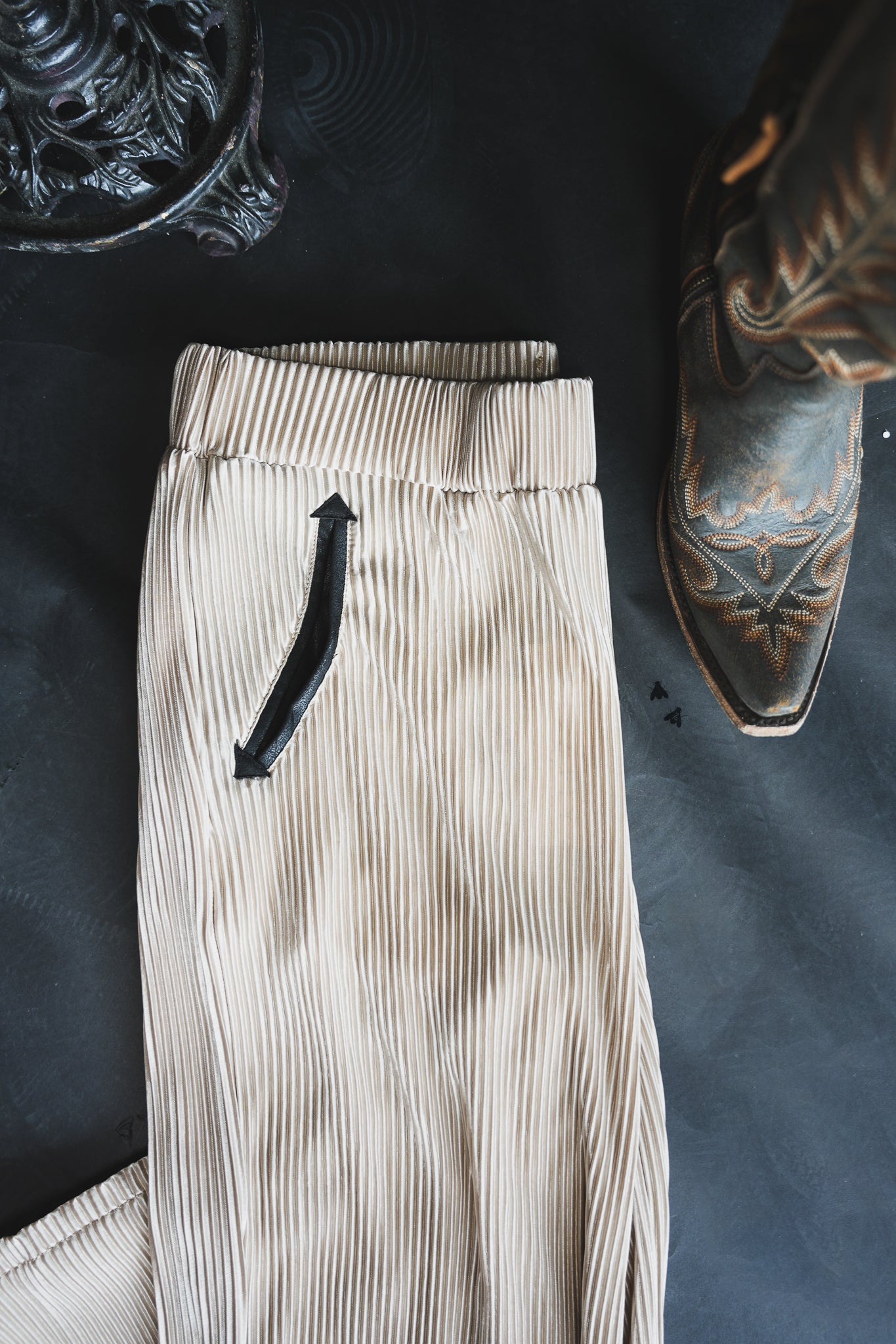 PONY UP PLISSE PANT * TAUPE