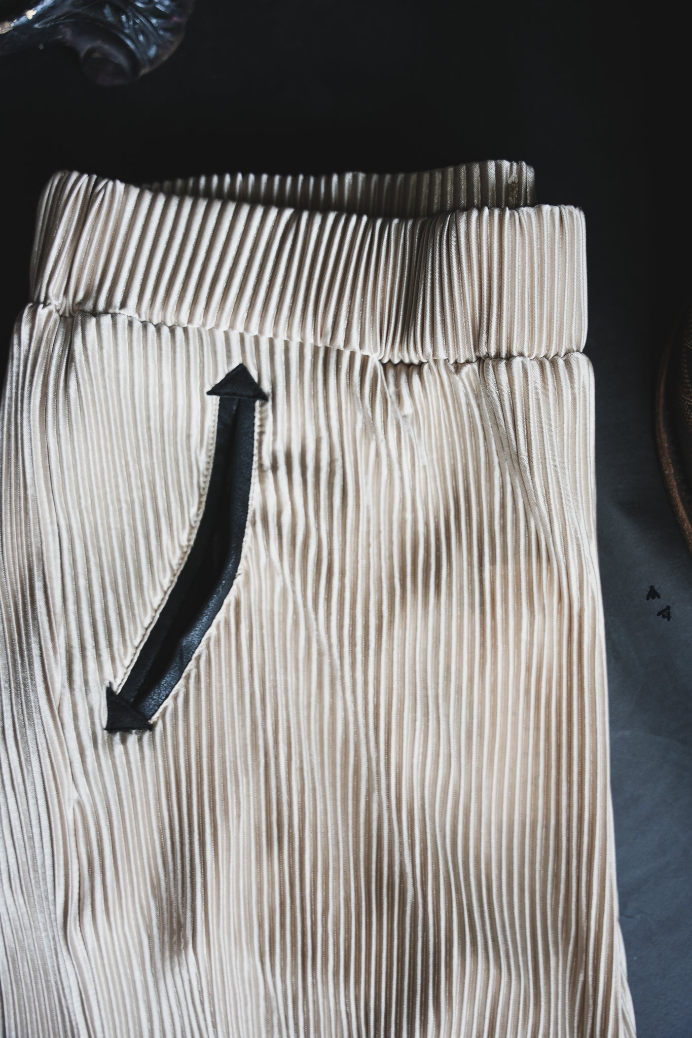 PONY UP PLISSE PANT * TAUPE