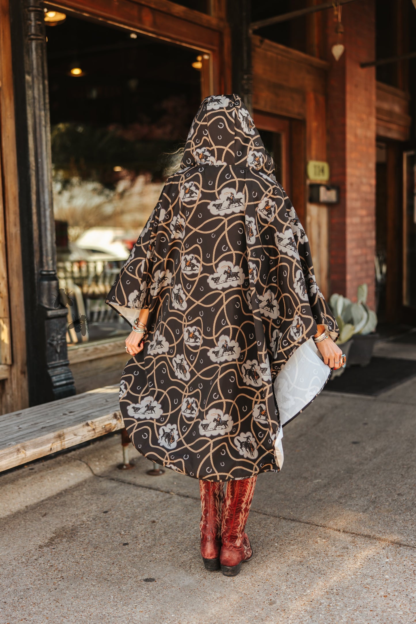 PALUXY PONCHO *BUCK OFF